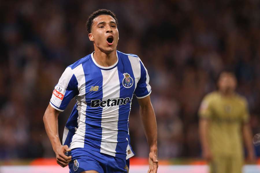 Alberto Costa celebra golo na partida com o Famalicão