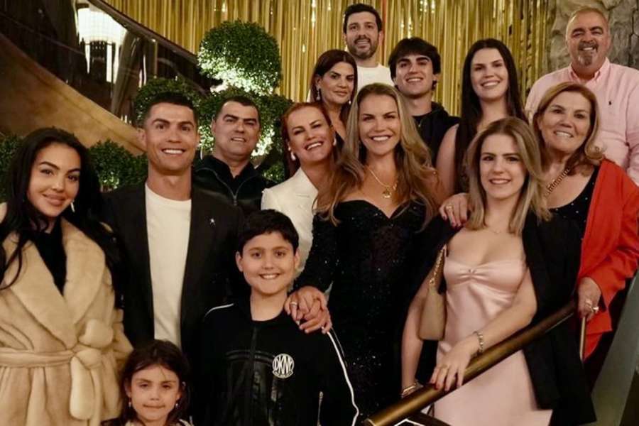 Cristiano Ronaldo com família e amigos