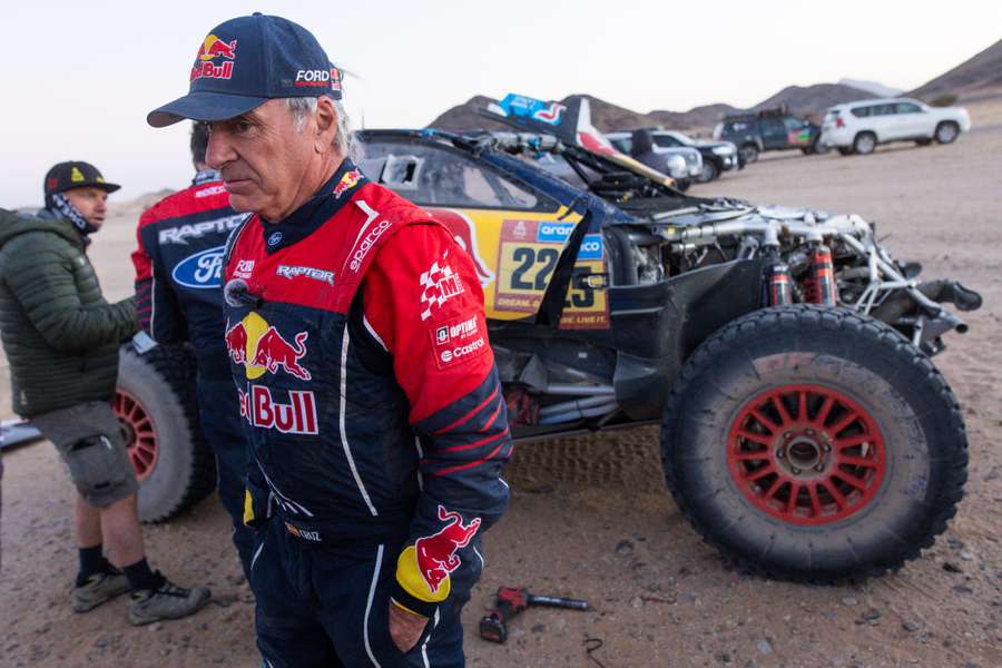 Carlos Sainz llegó al campamento con el coche destrozado