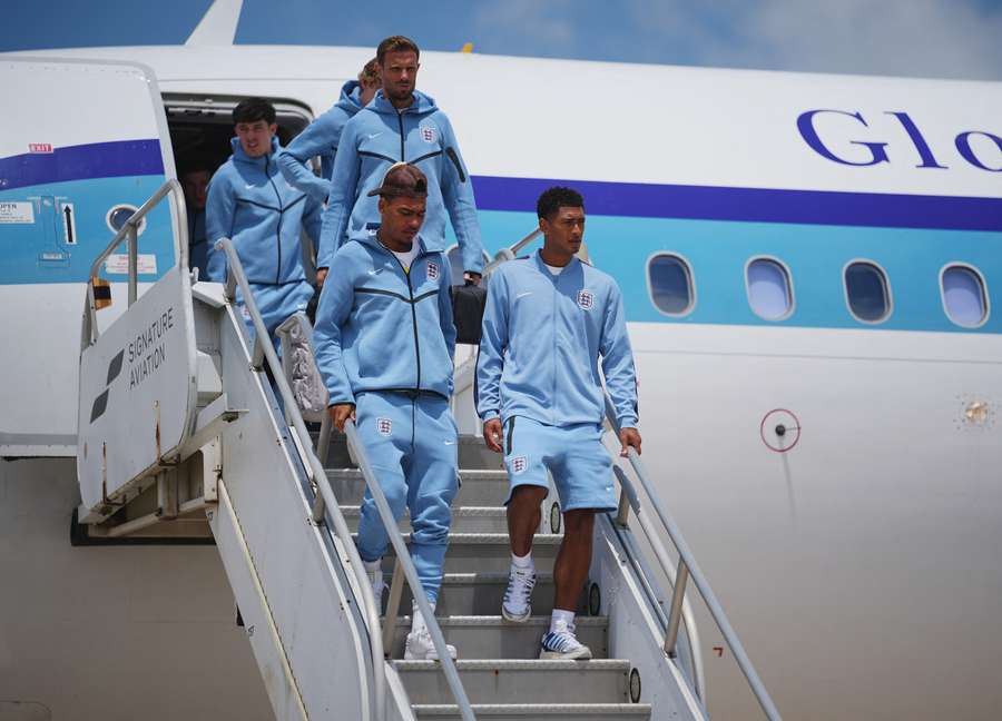 Jude Bellingham e Morgan Rogers da Inglaterra chegam ao aeroporto de Kansas City Jude Bellingham e Morgan Rogers da Inglaterra chegam ao aeroporto de Kansas City