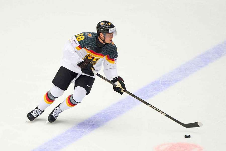 Tim Stützle im Trikot der deutschen Eishockey-Nationalmannschaft Tim Stützle im Trikot der deutschen Eishockey-Nationalmannschaft