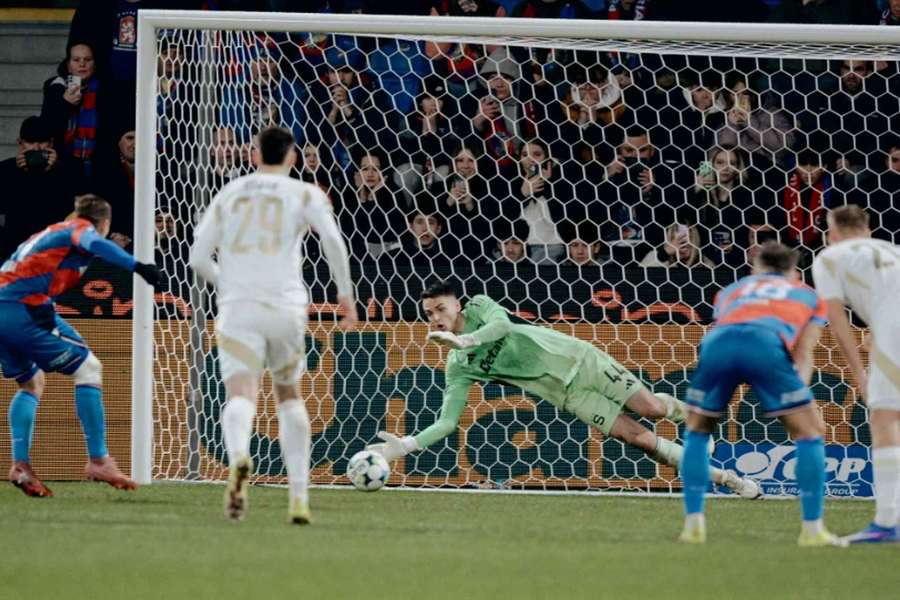 Brankář Sparty Jakub Surovčík zneškodnil ve šlágru v Plzni pokutový kop.