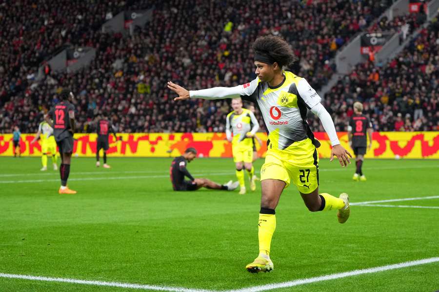 Karim Adeyemi dal vítězný gól Dortmundu v zápase s Leverkusenem.