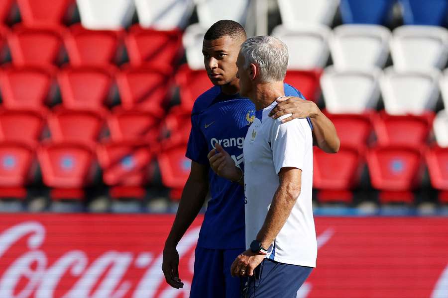 Deschamps em treino com Mbappe