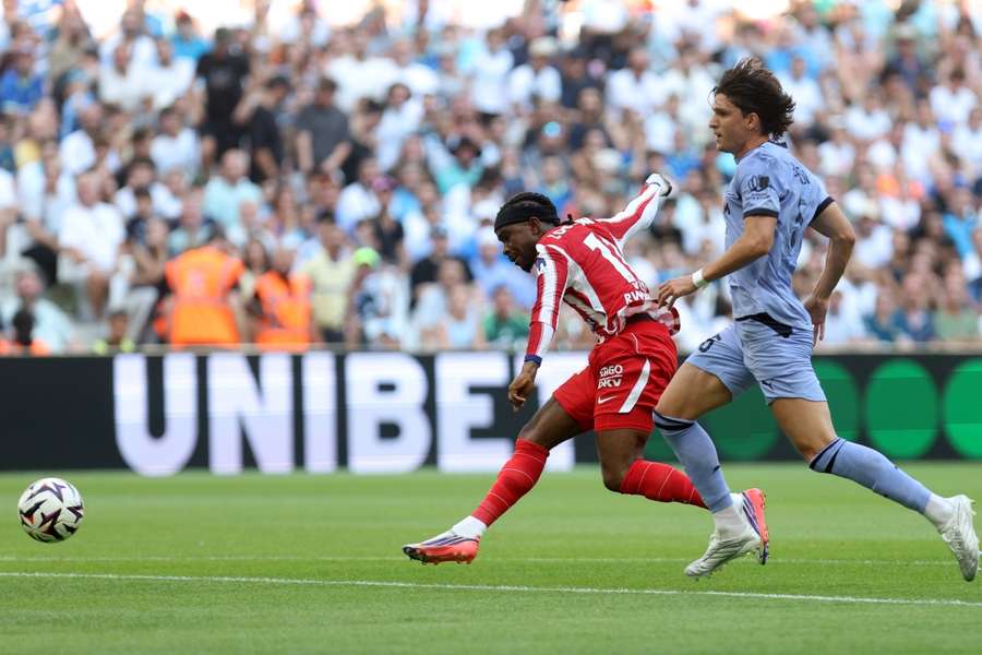 Lookman lanza a portería en el Vélodrome Lookman lanza a portería en el Vélodrome