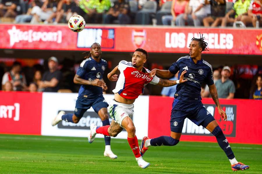 El Arsenal gana al United en un amistoso.