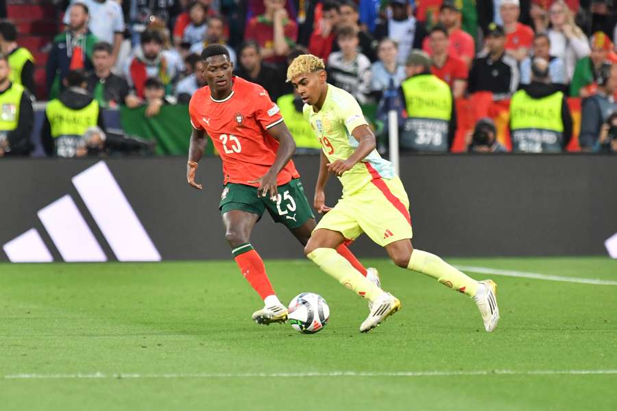 Lamine Yamal wird es heute erneut mit Nuno Mendes zu tun bekommen. Lamine Yamal wird es heute erneut mit Nuno Mendes zu tun bekommen.