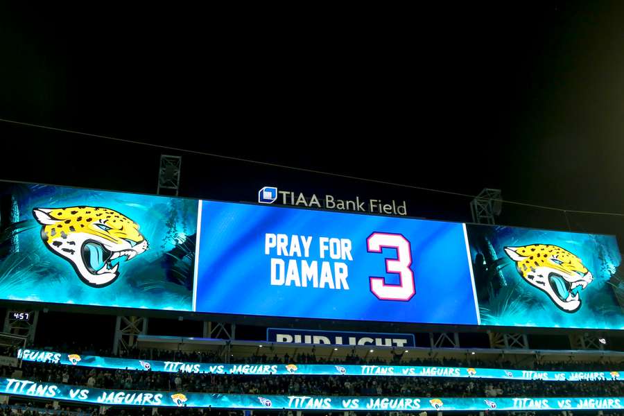 Homenagem a Damar Hamlin no jogo entre Jaguars e Titans