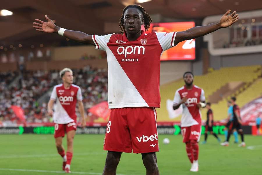 Mamadou Coulibaly z AS Monaco świętuje po strzeleniu bramki, która dała jego drużynie prowadzenie 2:0 w meczu z Górnikiem Zabrze. Mamadou Coulibaly z AS Monaco świętuje po strzeleniu bramki, która dała jego drużynie prowadzenie 2:0 w meczu z Górnikiem Zabrze.