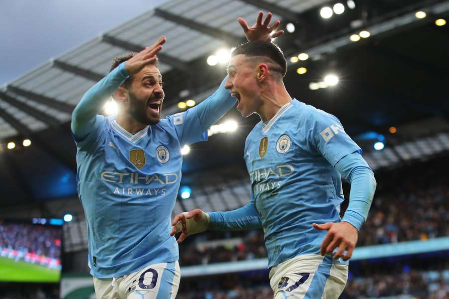 Bernardo Silva (esquerda) rendido a Phil Foden (direita)