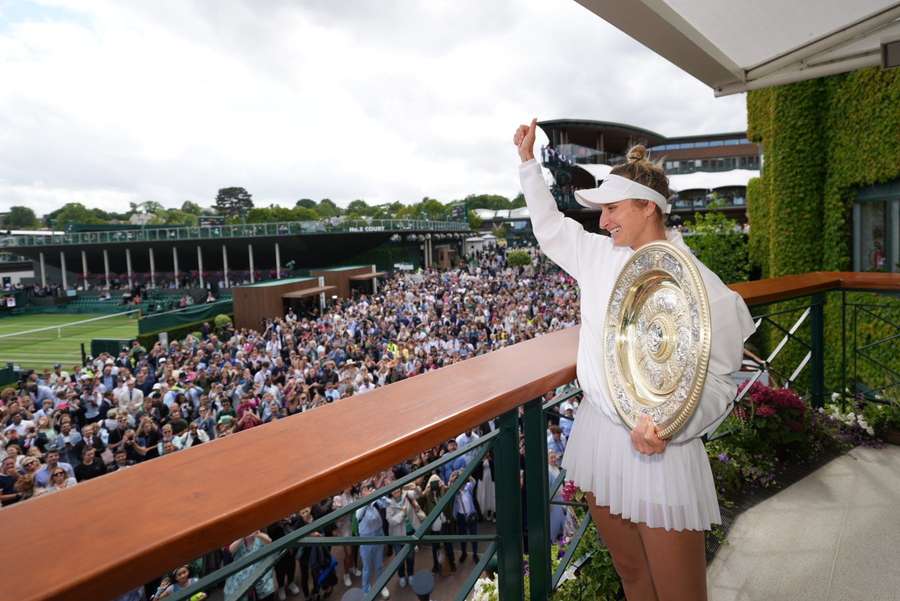 Markéta Vondroušová se slavnou trofejí na balkóně.