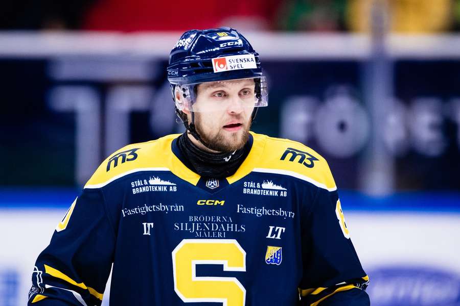 Svensk ishockeyspiller får fem dages karantæne og bøde for slashing i ansigtet