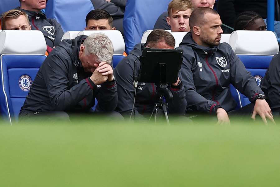 Técnico David Moyes cabisbaixo durante passeio do Chelsea sobre o West Ham