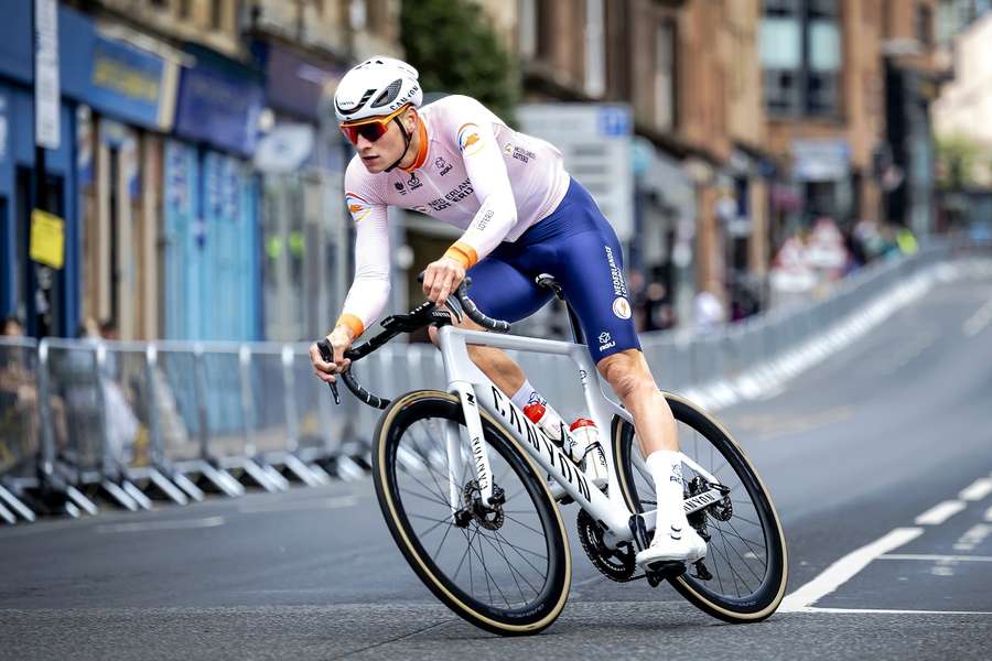 Mathieu van der Poel tijdens een verkennende training in de straten van Glasgow