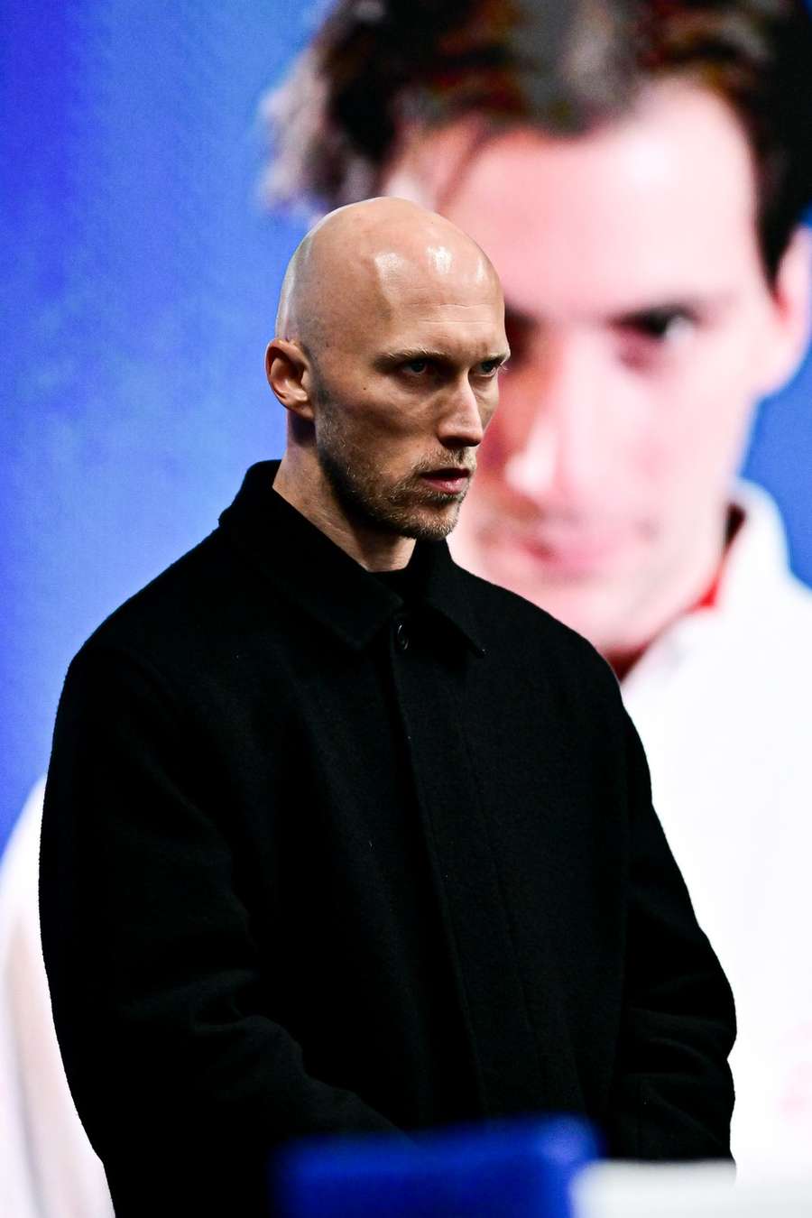 Benoit Richaud a v pozadí portrét gruzínského svěřence Nika Egadzeho.