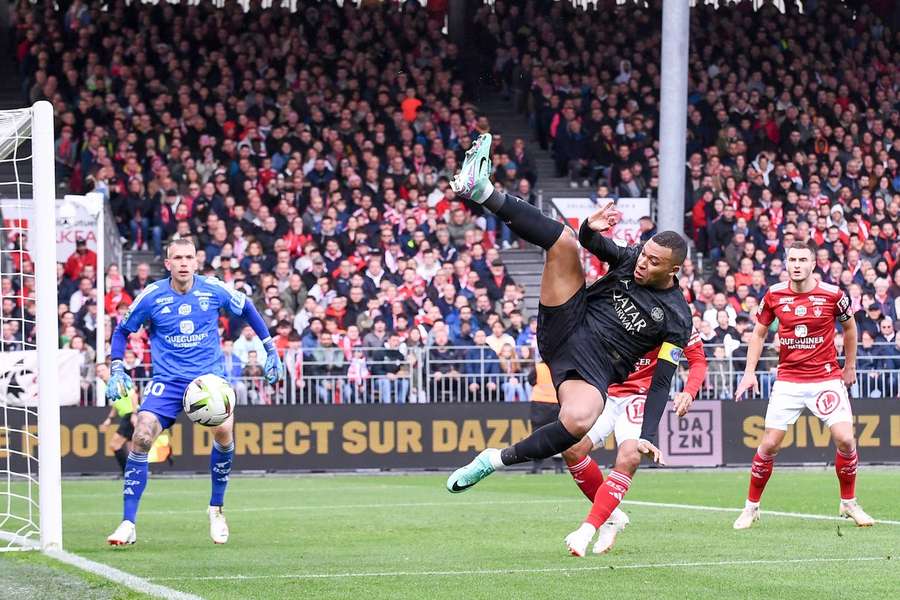 Kylian Mbappé in actie tijdens de wedstrijd tegen Brest