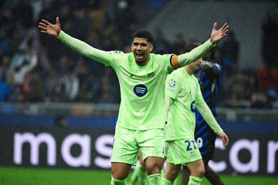Ronald Araujo se queda por una acción.