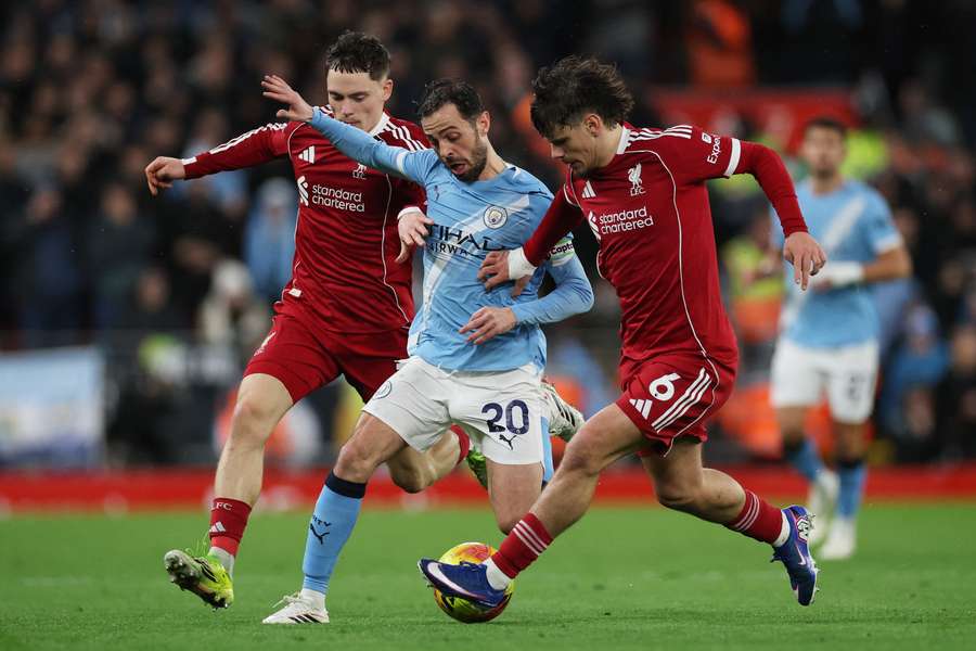 Silva v obkľúčení hráčov Liverpoolu.