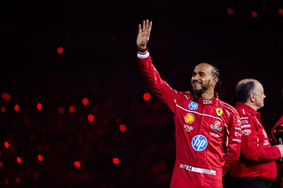 Hamilton vo farbách Ferrari.