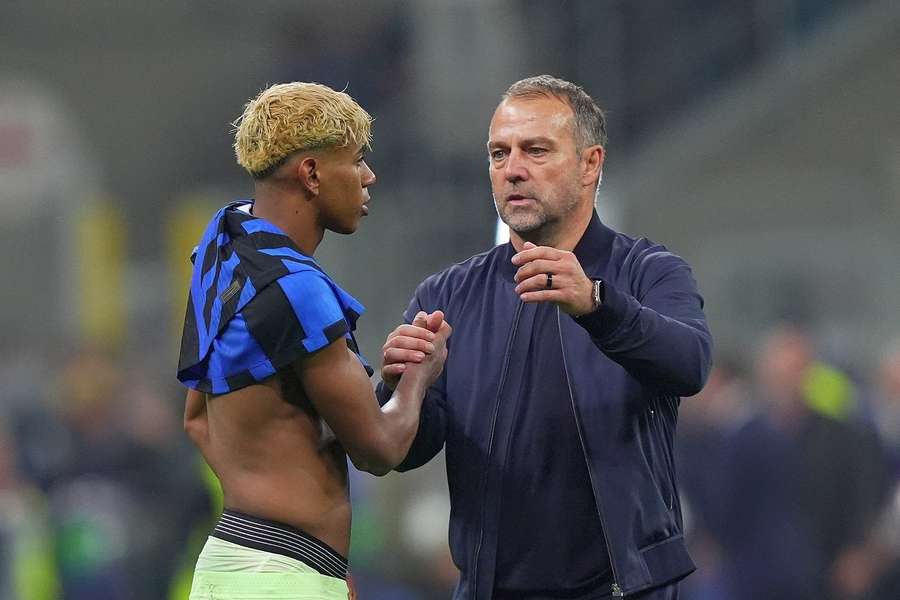 Flick, junto a Lamine después del partido.