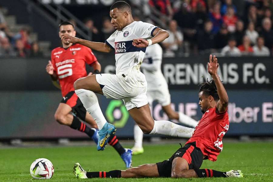 Mbappé não marca há quatro jogos, mas foi participativo em vitória sobre o Rennes