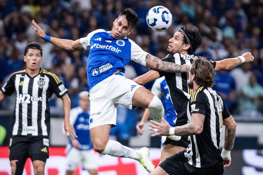 Cruzeiro teve boas oportunidades, mas Atlético-MG se superou defensivamente para manter o placar em igualdade