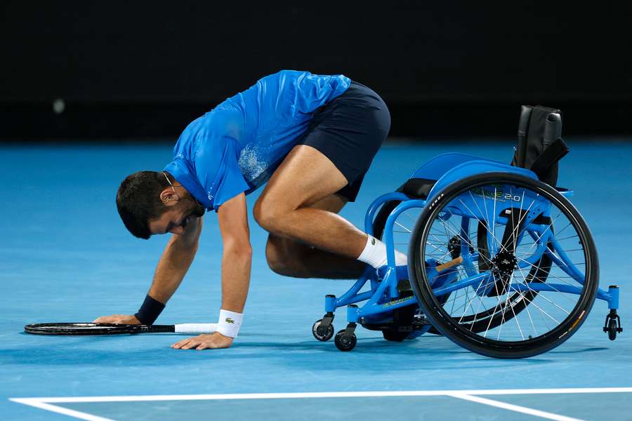 Djokovic, durante un partido de tenis en silla de ruedas.