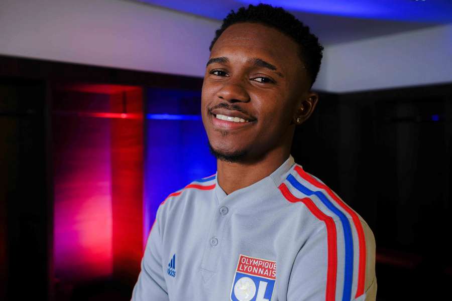 Jeffinho assinou em definitivo com o Lyon até junho de 2027