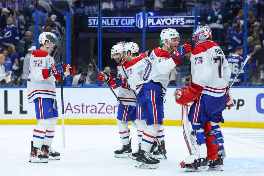 Slafkovský gratuluje gólmanovi Dobešovi po výhre.