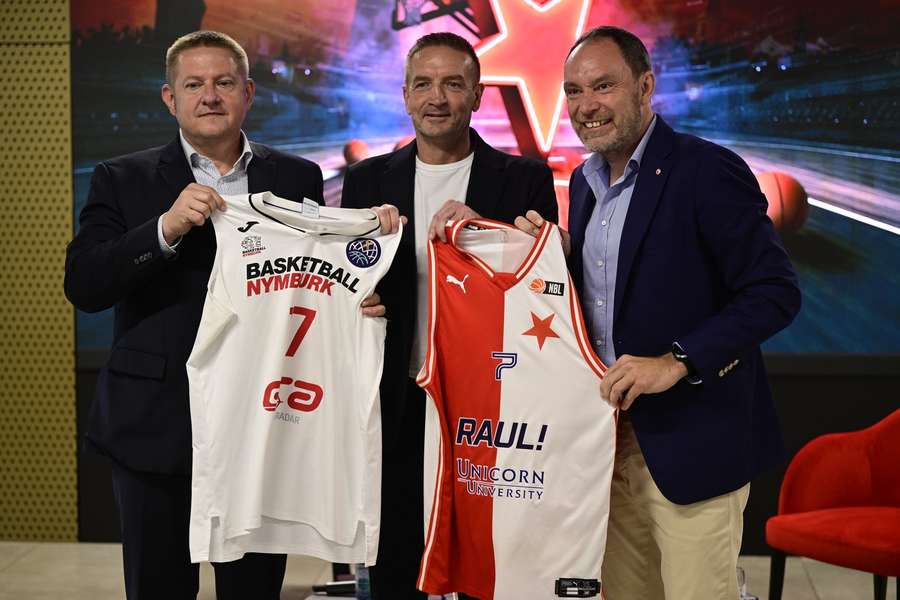 Hlavní postavy a majitelé nového klubu: zleva Jiří Podpěra, Tomáš Petera a Marek Tesař. Hlavní postavy a majitelé nového klubu: zleva Jiří Podpěra, Tomáš Petera a Marek Tesař.