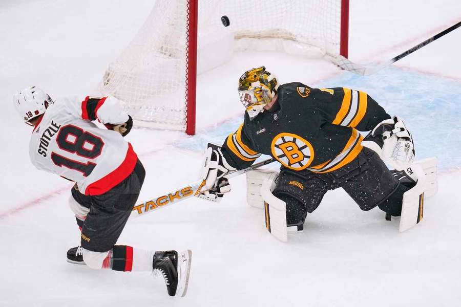 Stützle (l.) traf zweifach gegen die Bruins