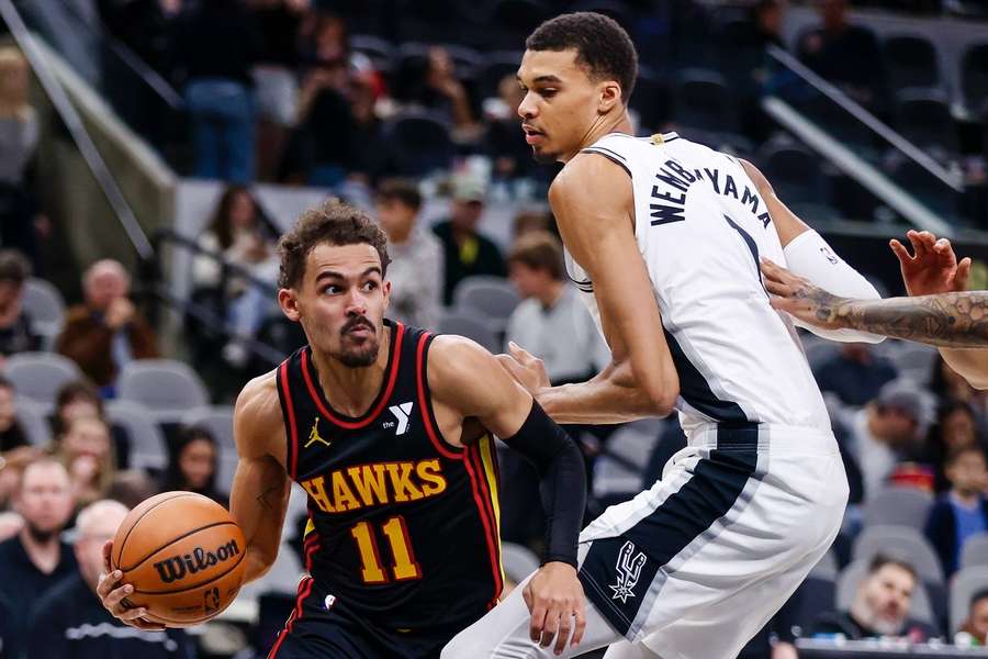 NBA Round-up: Spurs-Center Victor Wembanyama (r.) hat einmal mehr das Nachsehen gegen Hawks-Guard Trae Young (l.).