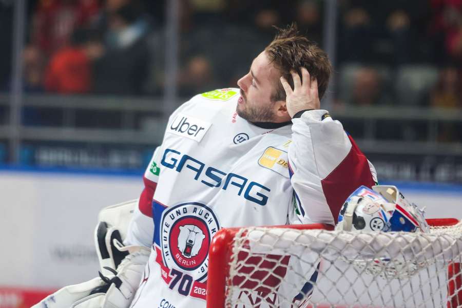 Goalie Jake Hildebrand und die Eisbären haben mussten sich gegen Schwenningen nach Overtime geschlagen geben.