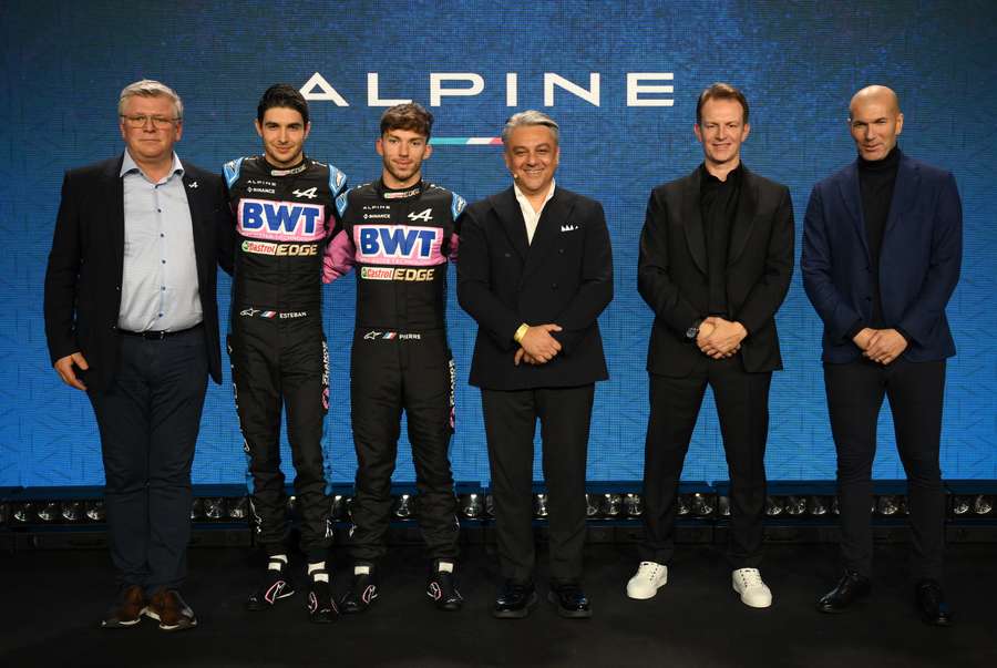 Zidane posant avec l'équipe d'Alpine à la présentation de la nouvelle voiture ce mercredi à Londres.