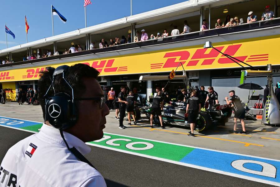 Lewis Hamilton in de pits tijdens de kwalificatie