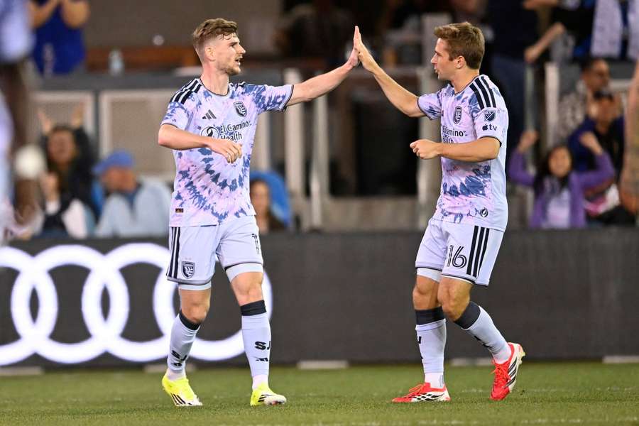 Timo Werner (à esquerda) pôde finalmente voltar a jogar futebol e assinou logo uma assistência. Timo Werner (à esquerda) pôde finalmente voltar a jogar futebol e assinou logo uma assistência.