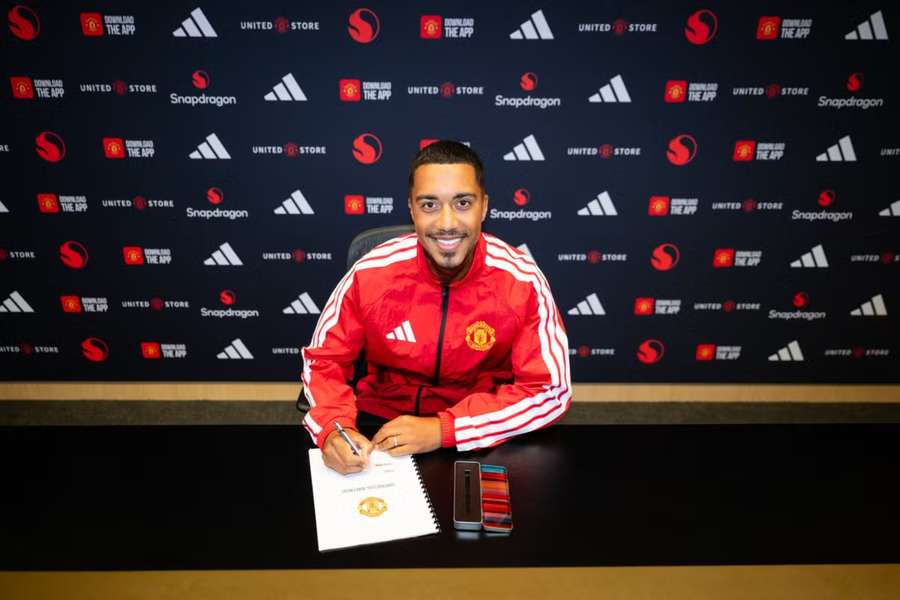 Youri Tielemans prestúpil do Manchestru United. Youri Tielemans prestúpil do Manchestru United.