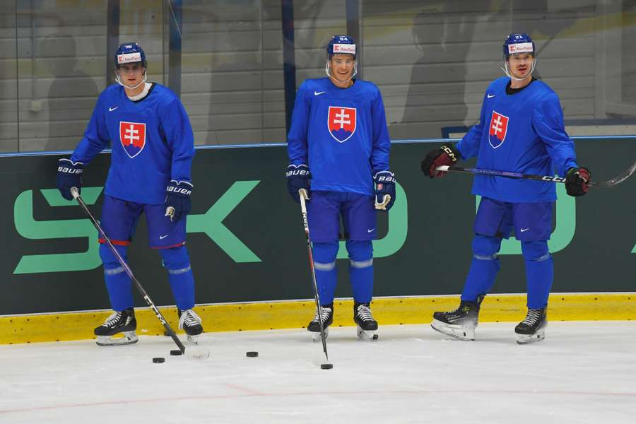 Slovenskí hokejisti počas tréningu v Ostrave.