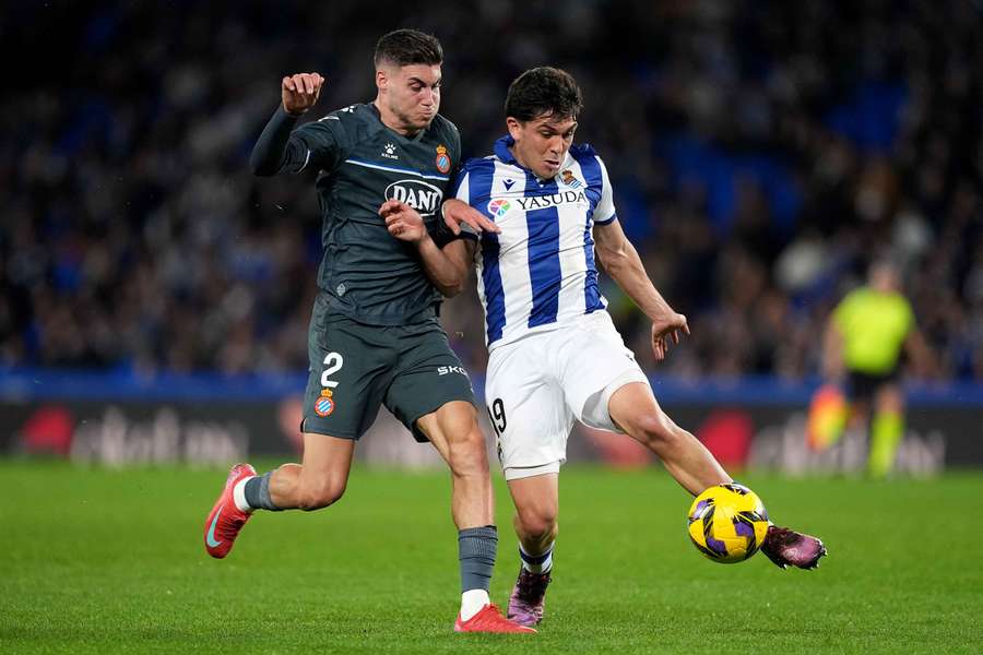Roberto y Aramburu luchan por el balón