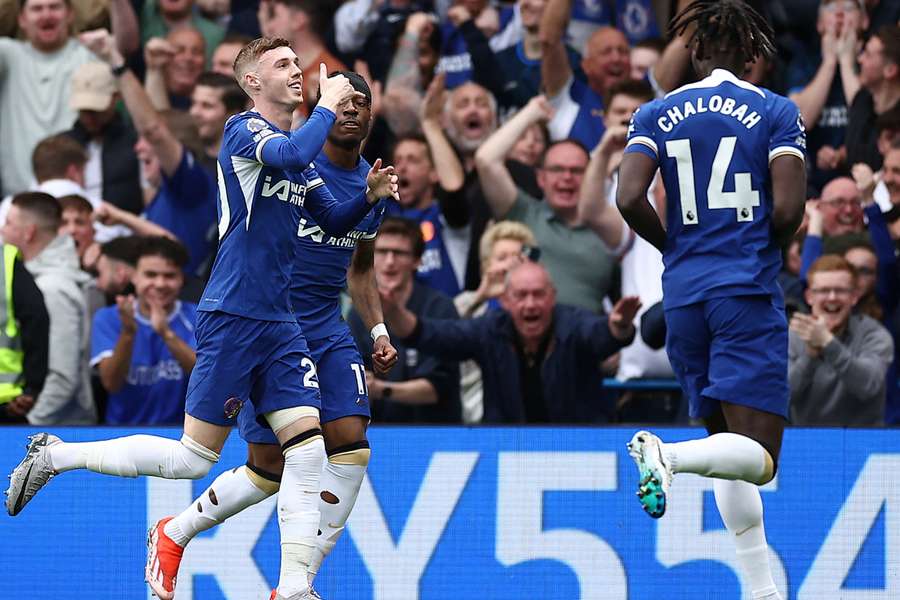 Chelsea's English midfielder #20 Cole Palmer (L) celebrates scoring the opening goal 