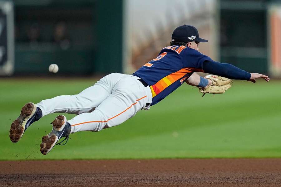 O terceira base do Astros, Alex Bregman, voando baixo em Houston