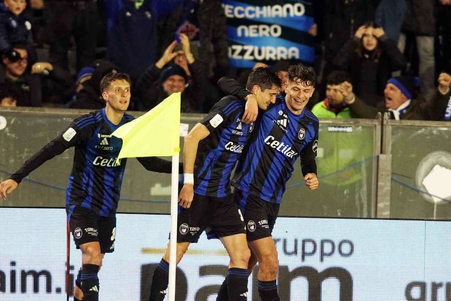 Stefano Moreo esulta per il gol segnato al Bari