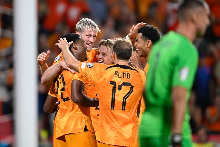 Wout Weghorst (l., blond) und seine Oranje-Kollegen bejubeln den wichtigen Sieg über Griechenland.