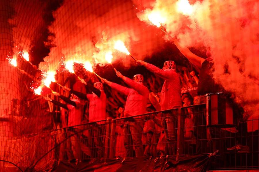 Fans von Bayer Leverkusen zündeten am 18. Mai  Feuerwerkskörper.