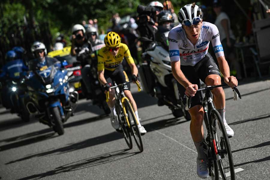 Jonas Vingegaard en Tadej Pogacar klimmen naar de top van de Col de Joux Plane