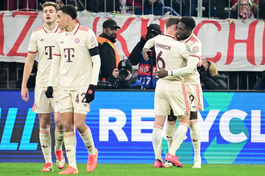 Bayern Munich's Canadian defender #19 Alphonso Davies (R) celebrates scoring the 1-1 goal