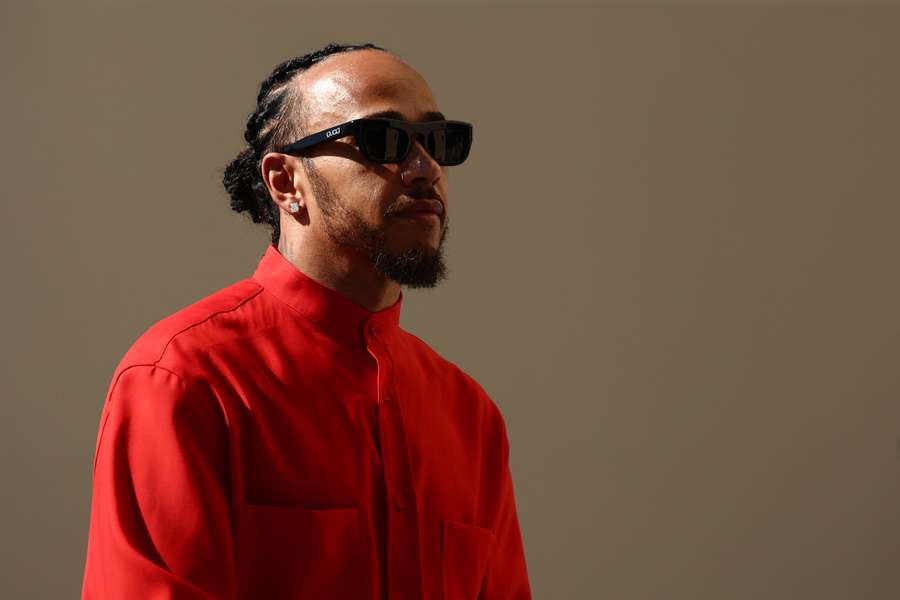 Lewis Hamilton in rosso