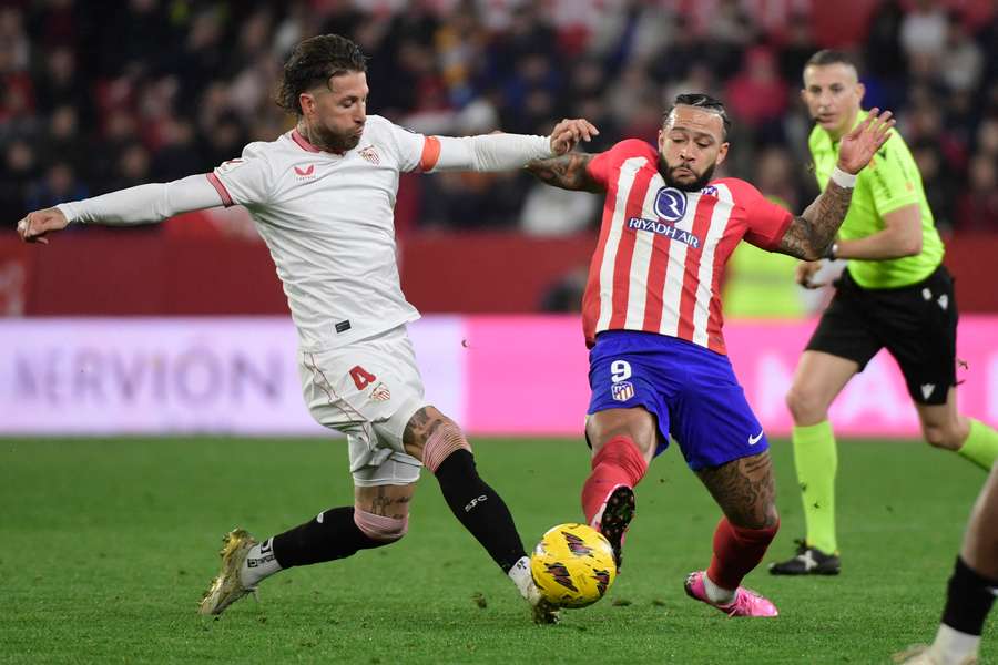 Memphis Depay in duel met Sergio Ramos