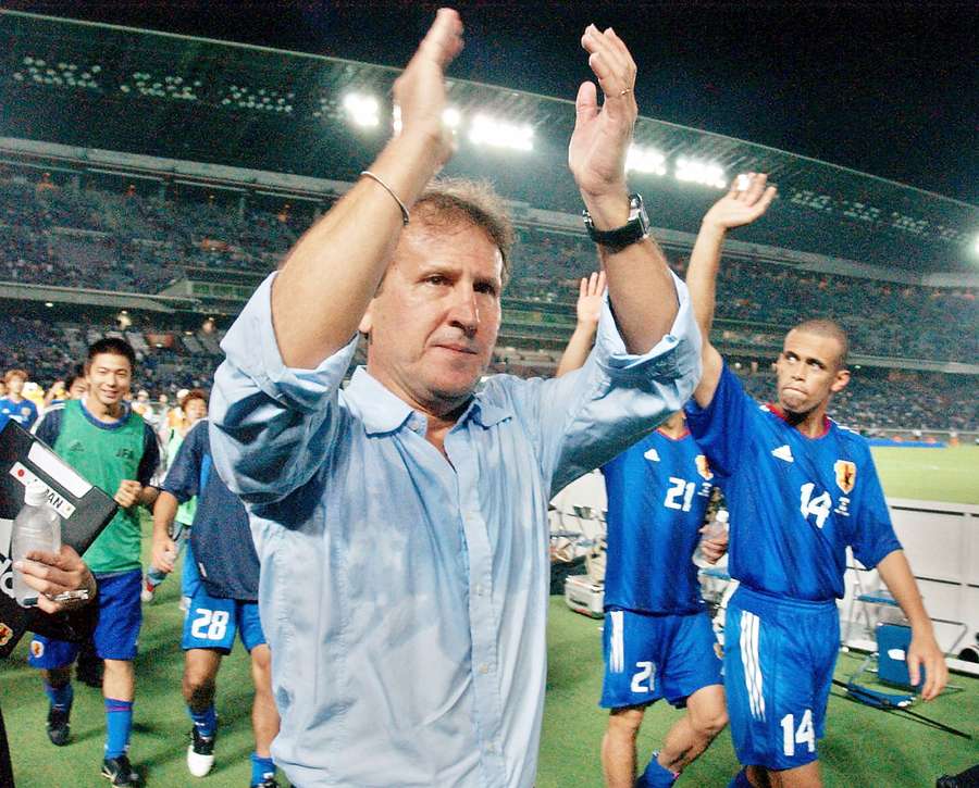 Zico, ex allenatore del Giappone, saluta i tifosi