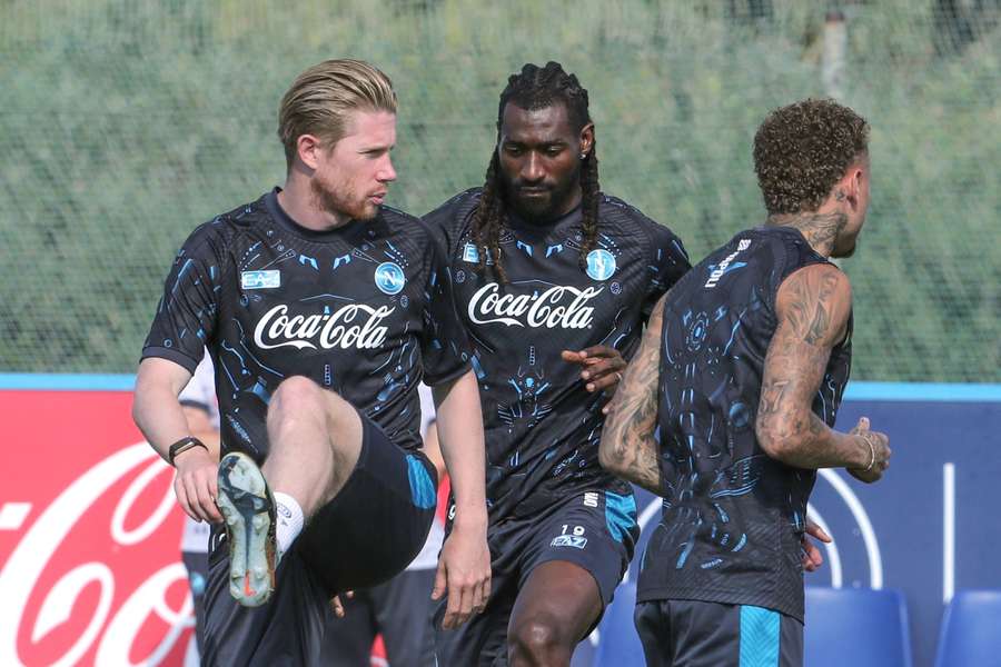 De Bruyne e Anguissa durante um treino do Nápoles